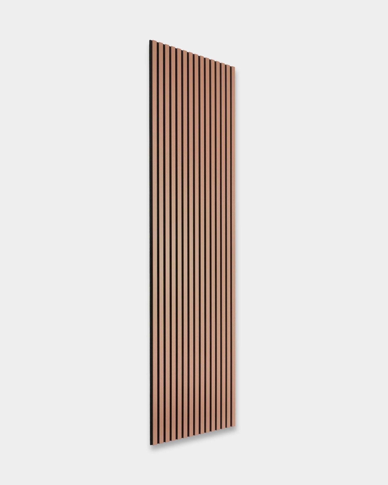 Akupanel Akustik-Holzpaneel in Clay von WoodUpp (240 x 60 cm) mit vertical Lamellen, schräg vor einem schlichten hellen Hintergrund platziert und im minimalistischen nordischen Design.
